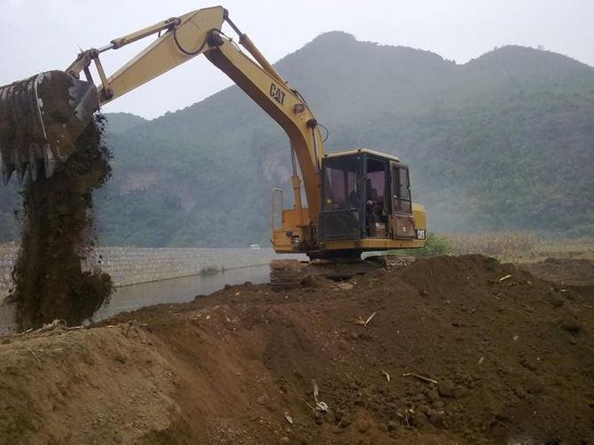 2002 a cubeta E120B do ano 80.3kw 0.5cbm usou CAT Excavator 0
